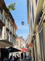 Seilbahn nach Monte hoch über der Gasse