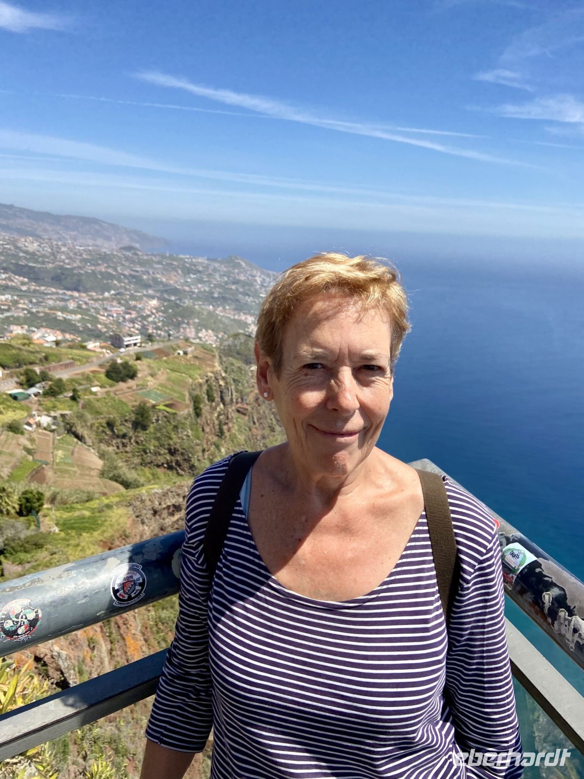 Reisebegleitung Heike Wagner in schwindelnder Höhe über dem Meer