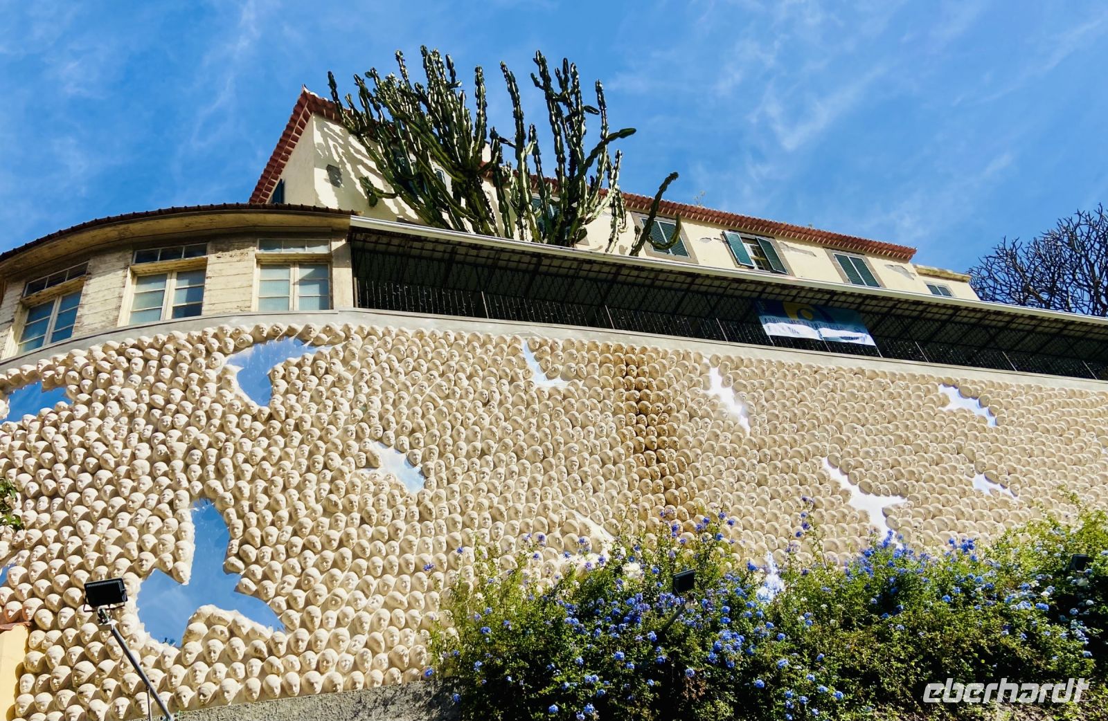 Mauer, auf der die Einwohner des Ortes verewigt wurden