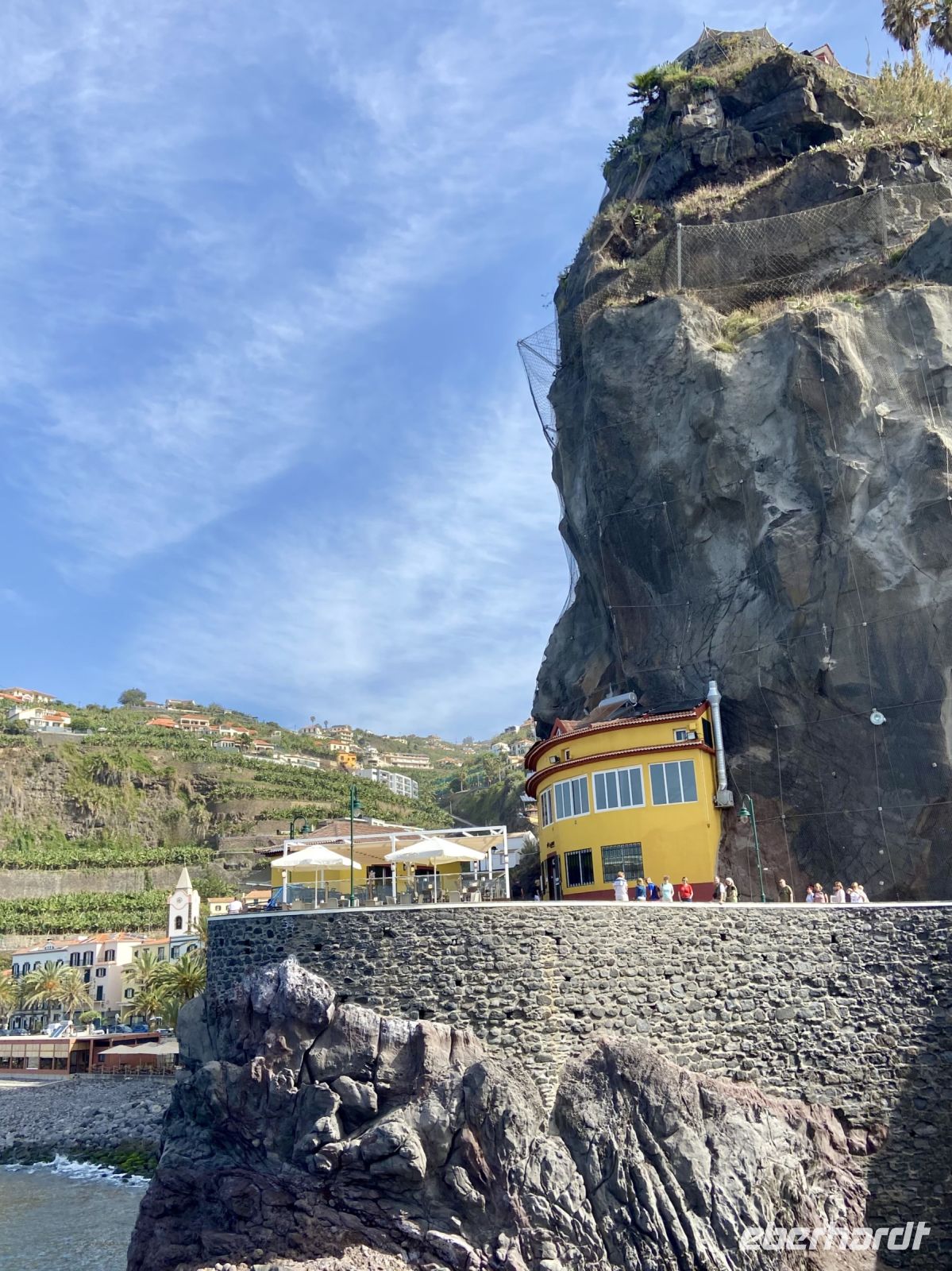 Felsen über dem Ort