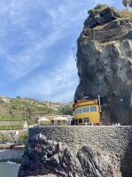 Felsen über dem Ort