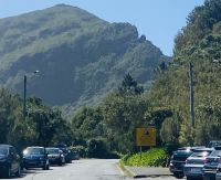 Schild: Straße wegen Steinschlag gesperrt