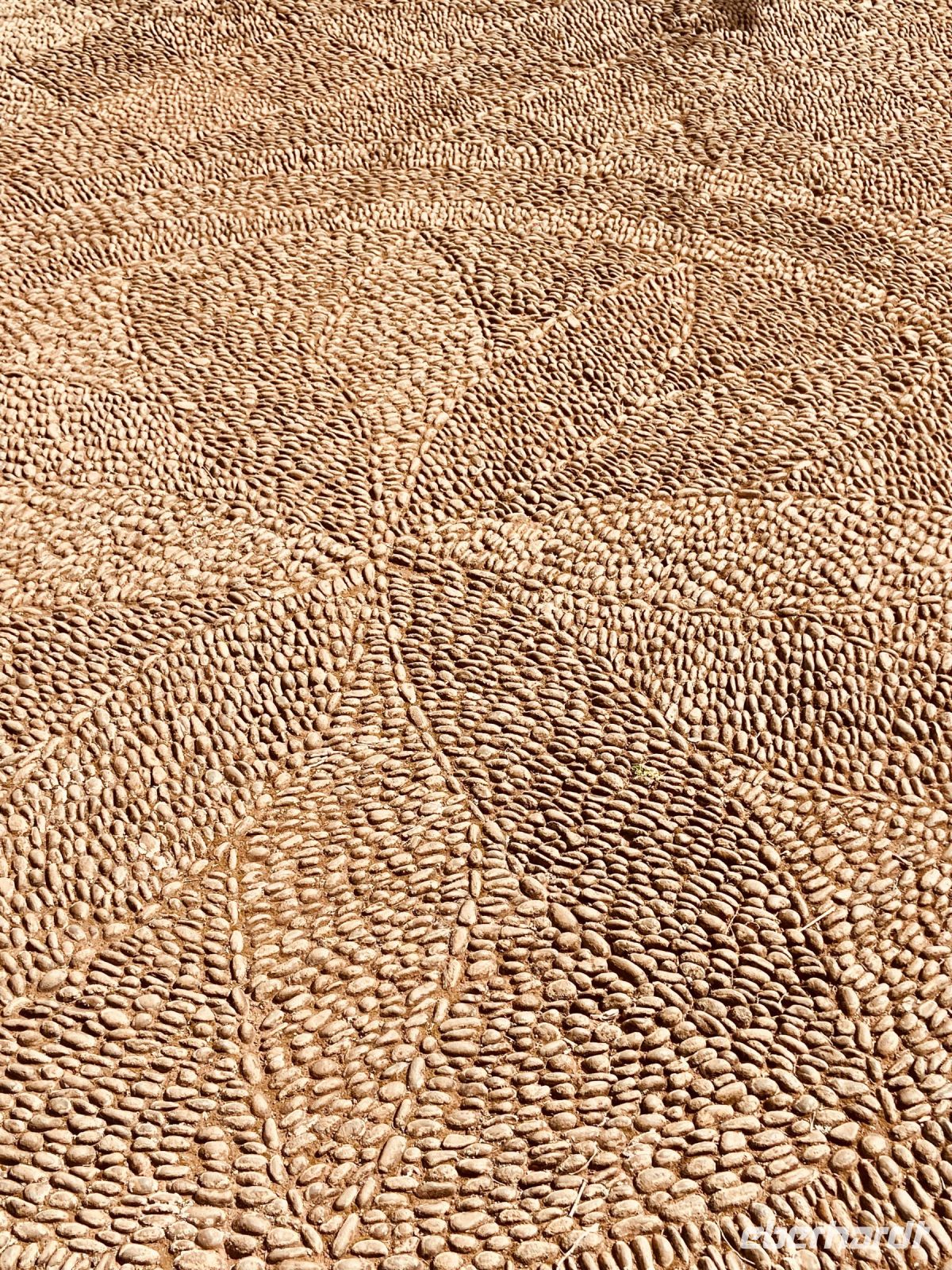 Kunstvoller Bodenbelag auf den Wegen