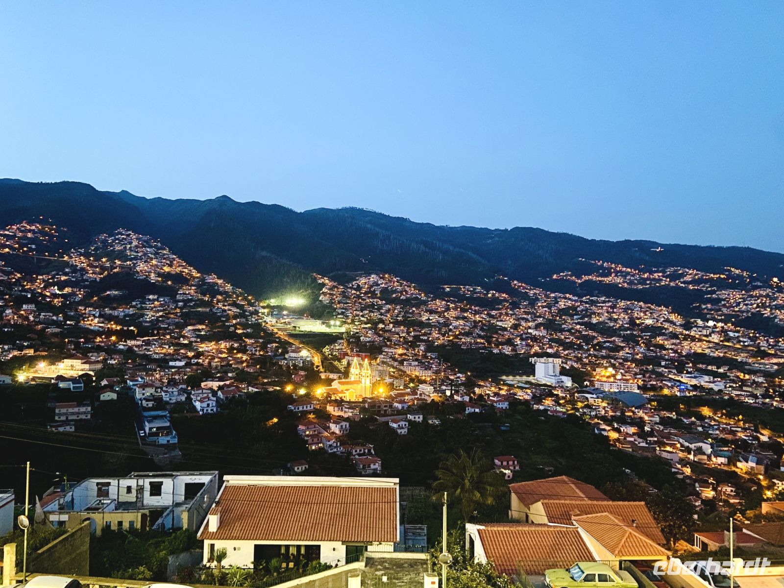Blick auf die erleuchtete Kirche San Martin