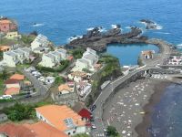 kleiner Strand mit schwarzem Sand bei Seixal
