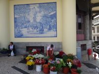 Funchal - Blumenverkäuferin vor der Markthalle