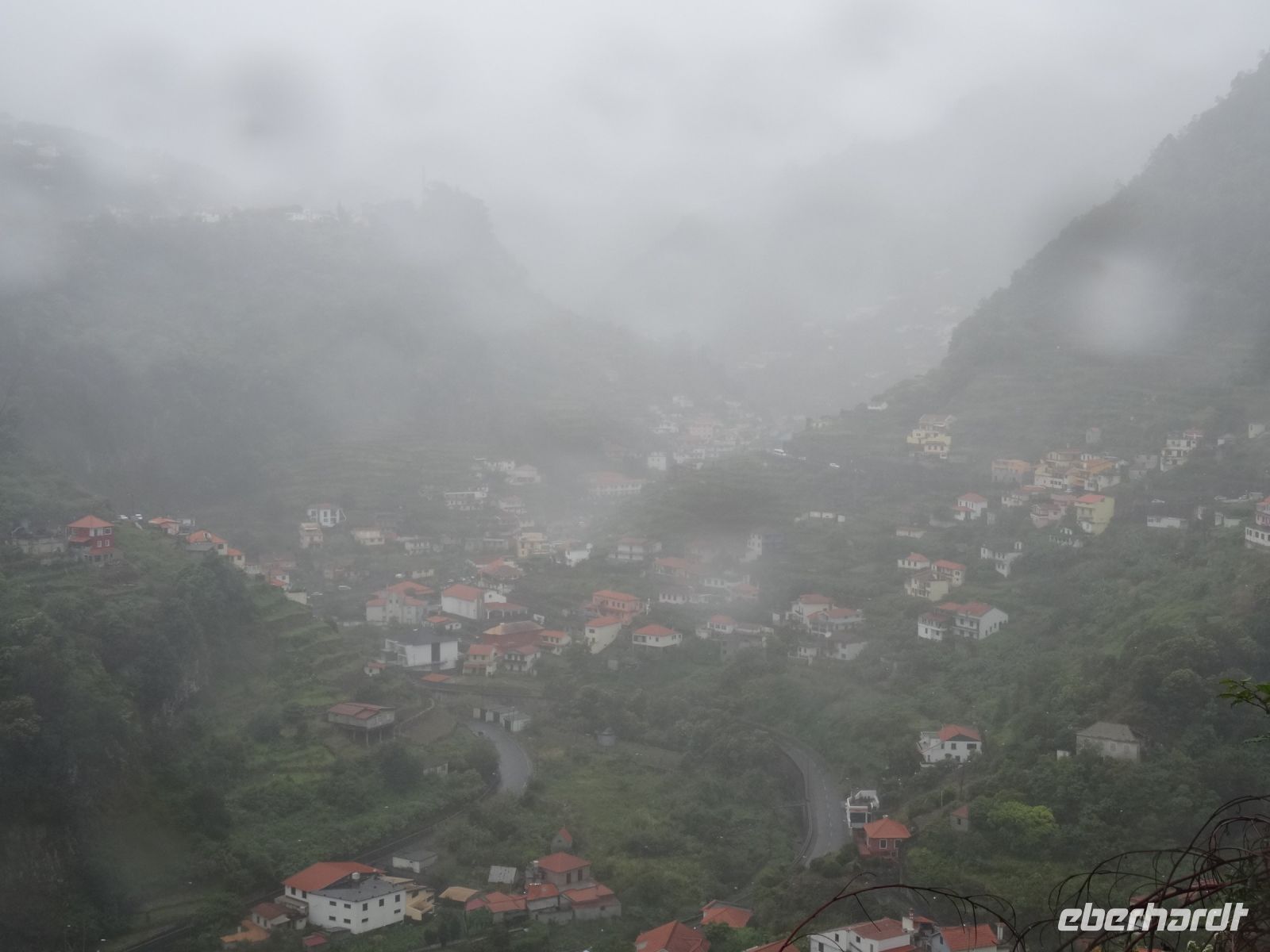 Levada - Wanderung - Blick auf das neblige verregnete Marocos