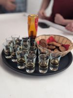 Zuckerrohr-Rum und Zuckerrohr-Kekse