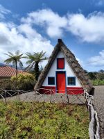 Souvenirshop in einem strohgedeckten Bauernhaus in Santana &ndash; &copy; Simone Willner (Eberhardt TRAVEL)