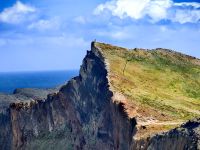 Hier oben führt ein steiler Küstenwanderweg entlang &ndash; &copy; Simone Willner (Eberhardt TRAVEL)