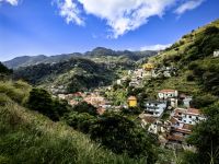 Die Häuser liegen an steilen Hängen &ndash; &copy; Simone Willner (Eberhardt TRAVEL)