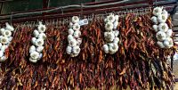 Getrocknete Chillischoten und Knoblauch sind wichtig für die einheimische Küche &ndash; &copy; Simone Willner (Eberhardt TRAVEL)