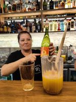 Und wir bekommen extra viel Zuckerrohrschnaps hinein &ndash; &copy; Simone Willner (Eberhardt TRAVEL)