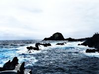 Die felsige Küste des wilden Nordwesten Madeiras in Porto Moniz &ndash; &copy; Simone Willner (Eberhardt TRAVEL)