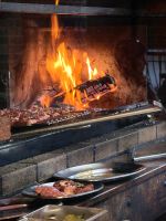 Die Spieße werden im Feuer gegrillt &ndash; &copy; Simone Willner (Eberhardt TRAVEL)