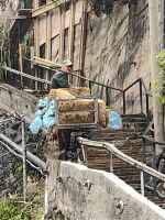 So transportiert man den ganzen Fruchtstand vom Hang hinunter &ndash; &copy; Simone Willner (Eberhardt TRAVEL)