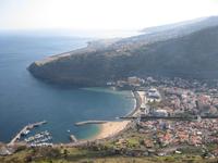 Blick vom Pico do Facho auf Machico und den Flughafen von Madeira