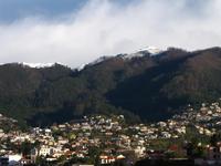 Schneebedeckte Berge über Funchal