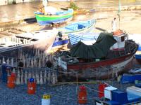 Fischerboote und Trockenfisch