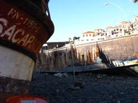 Fischerboote und Trockenfisch