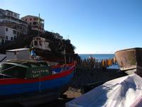 Fischerboote und Trockenfisch