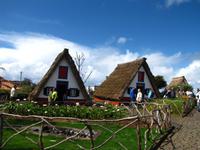 Strohgedeckte Häuser in Santana