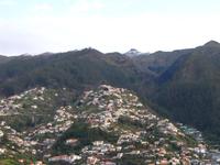 leicht mit Schnee bedeckte Gipfel oberhalb von Funchal