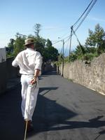 Korbschlittenfahrer ganz in weiß