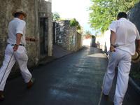 Korbschlittenfahrer ganz in weiß