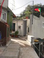 durch kleine Wohnsiedlungen