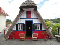 Santana und seine  strohgedeckten Häuser