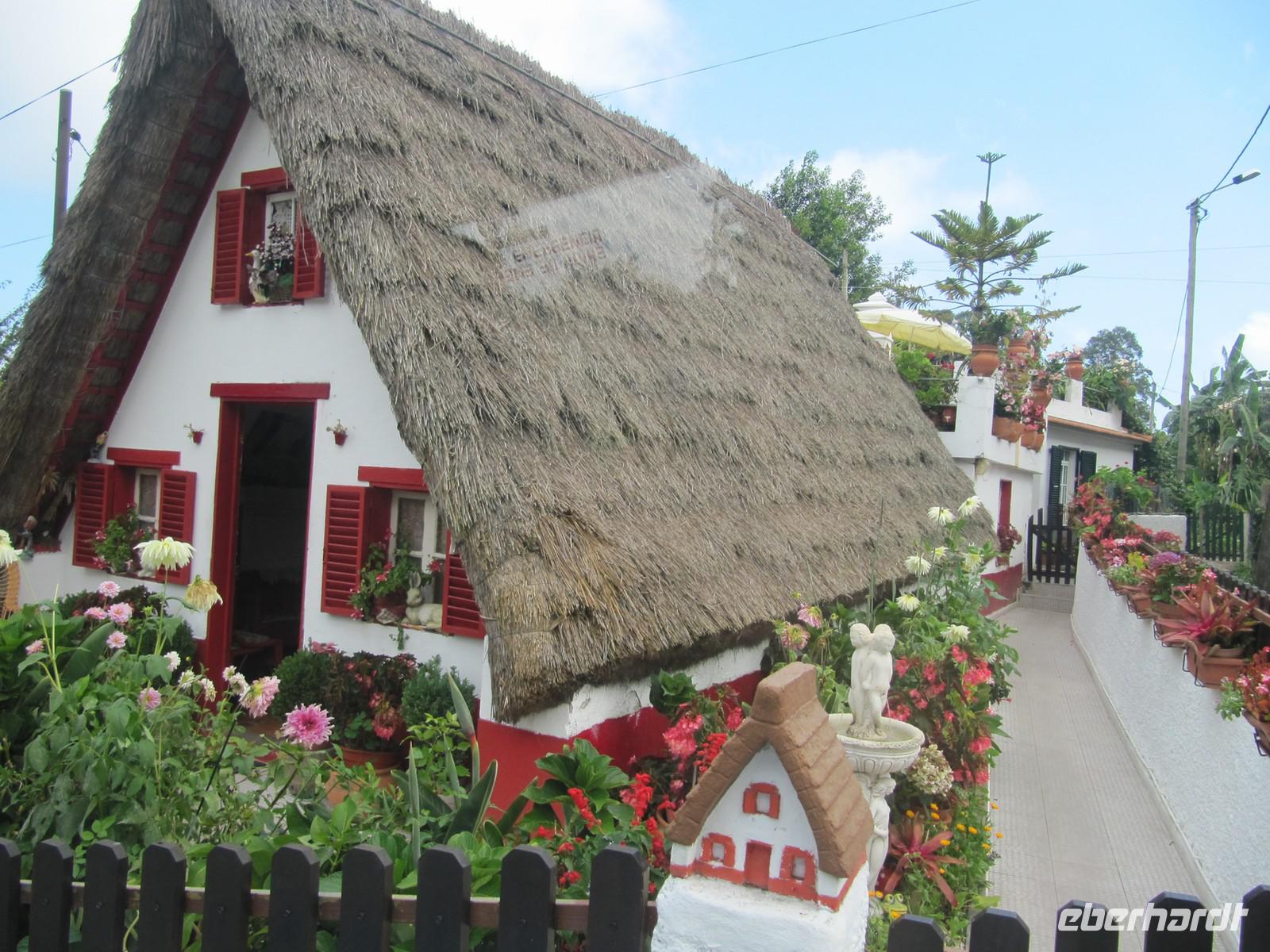 Typisches Stohdach-Haus in Santana