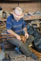 Selbstständiger Korbflechter