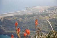 Landebahn des Flughafens Madeira vom Aussichtspunkt Pico do Facho