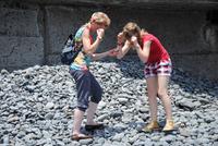 Steine und Muschelsuche am Strand Fischerdorf Camera de Lobos