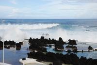 Schwimmbad im Herbst mit schöner Brandung