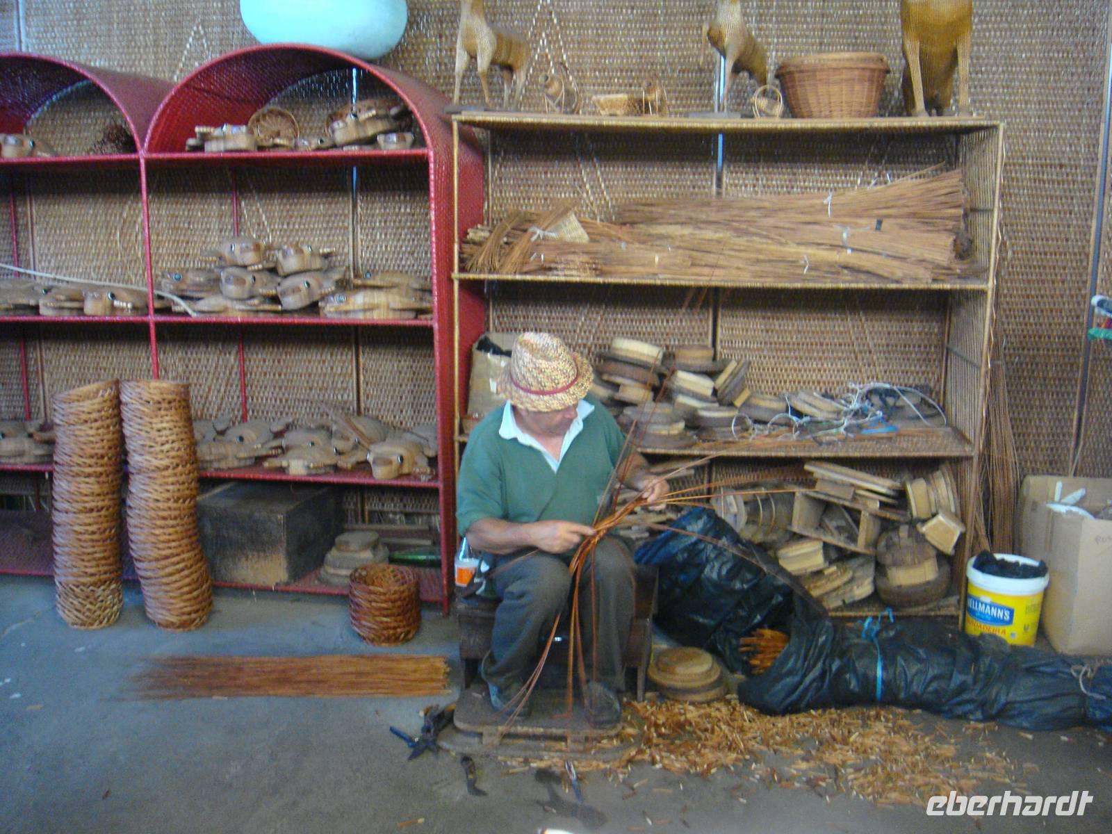 Korbflechter bei der Arbeit