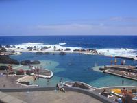 Getümmel im Meerwasserschwimmbad Porto Moniz