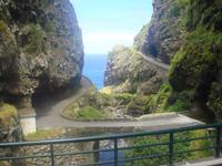 Straßen entlang der Berge