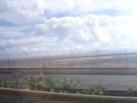 vom Bus aus Blick auf die Landebahn des Flughafens