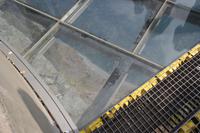 Blick durch die plexi-verglaste Aussichtsplattform 580 m in die Tiefe