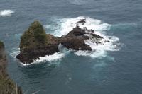 Lavagestein ragt bizzar aus dem Atlantik  