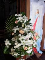 Blumenschmuck in der Kirche von Santa Cruz