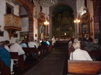 Teresa erklärt in der Kirche in Monte