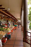 Obst- und Gemüsestände in der Markthalle in Funchal