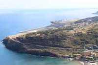 Blick auf die kurze Landebahn des Flughafens