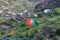Portugiesische Flagge während der Wanderung entlang der Levada von Marocos