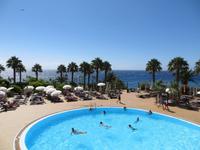 Blick auf den Pool des Hotels