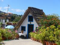 Madeira, strohgedecktes Häuschen in Santana
