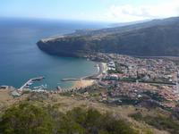 Madeira, Blick vom Pico do Facho zum Flughafen und auf Machico 